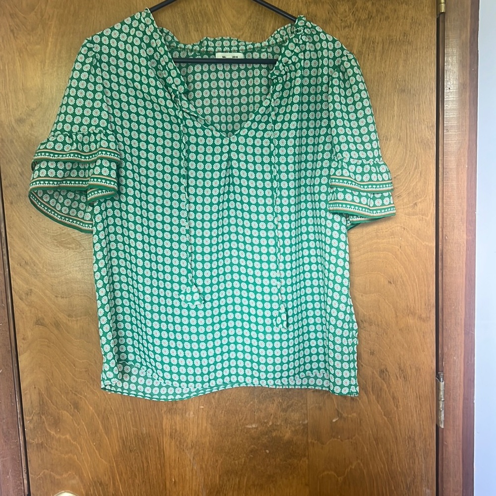 Floral top with ruffled sleeves